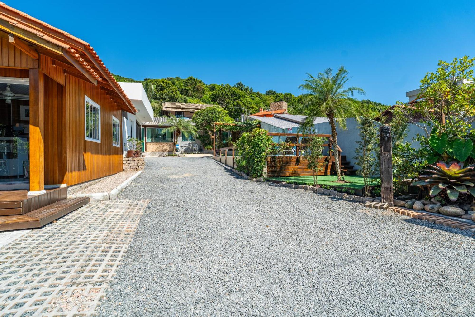 Вілла Residencial Com Piscina Possui Jacuzzi Aquecida Com Hidromassagem Бомбіняс Екстер'єр фото
