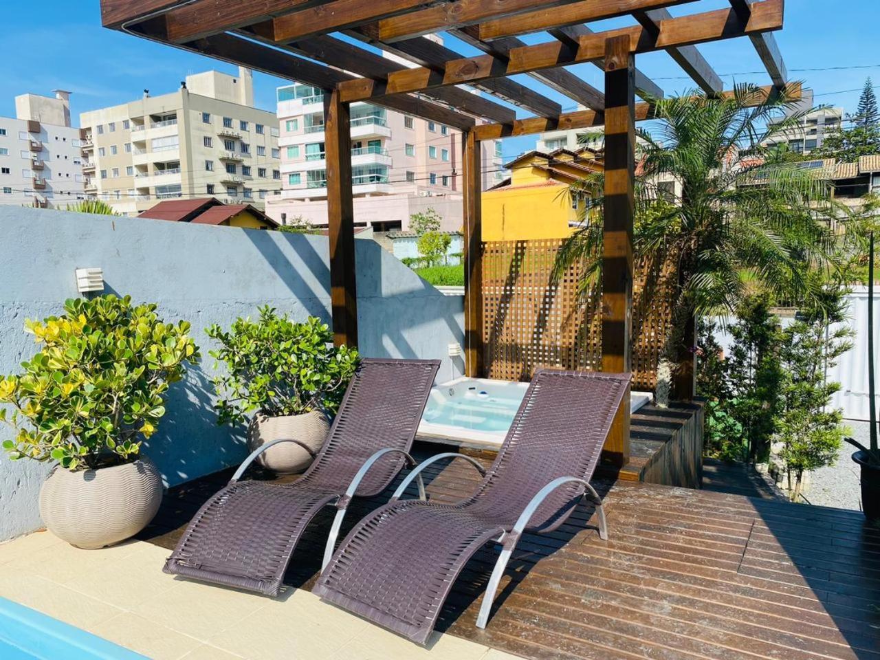 Вілла Residencial Com Piscina Possui Jacuzzi Aquecida Com Hidromassagem Бомбіняс Екстер'єр фото