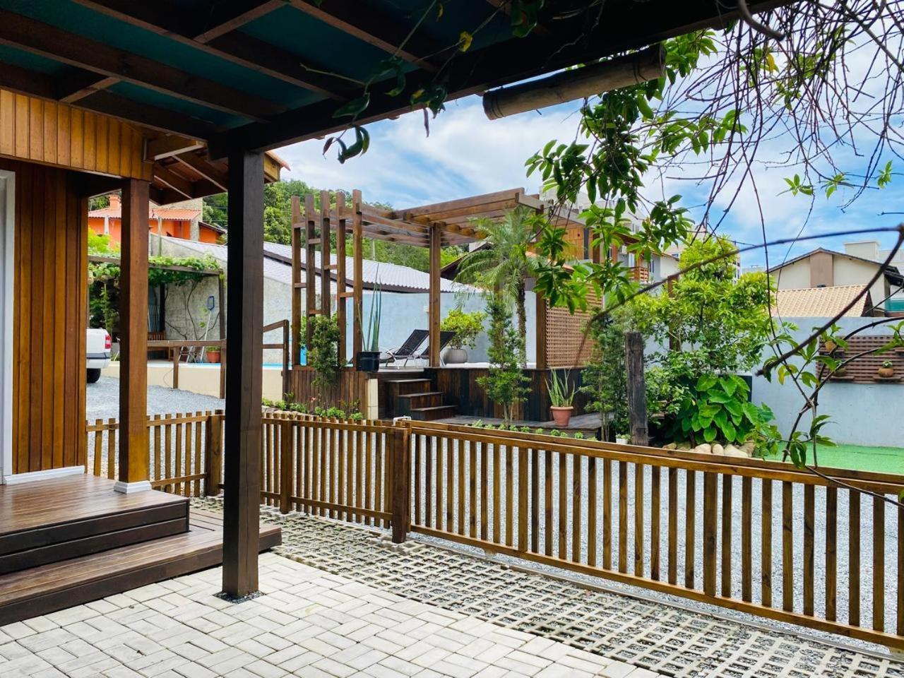 Вілла Residencial Com Piscina Possui Jacuzzi Aquecida Com Hidromassagem Бомбіняс Екстер'єр фото