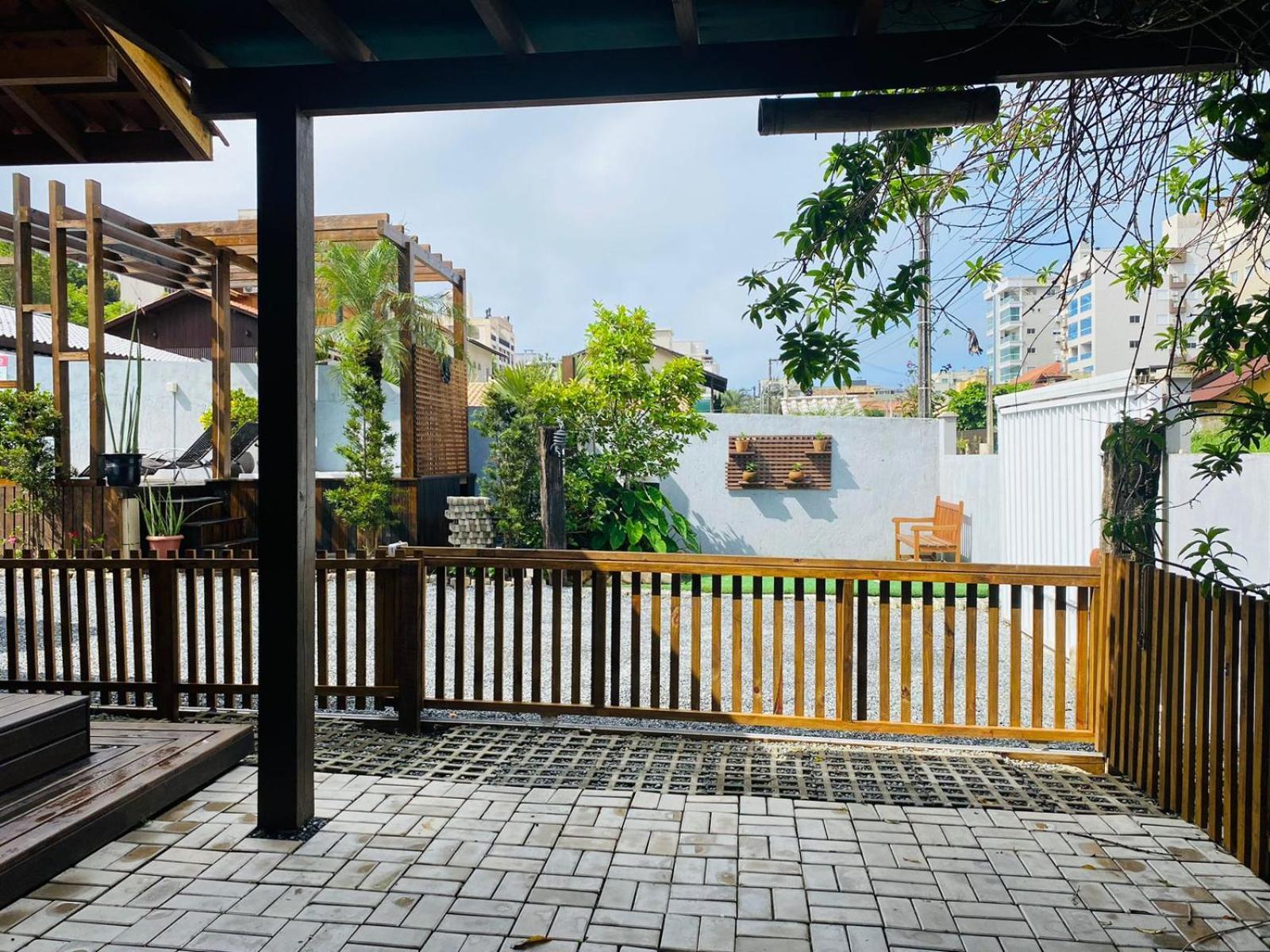 Вілла Residencial Com Piscina Possui Jacuzzi Aquecida Com Hidromassagem Бомбіняс Екстер'єр фото