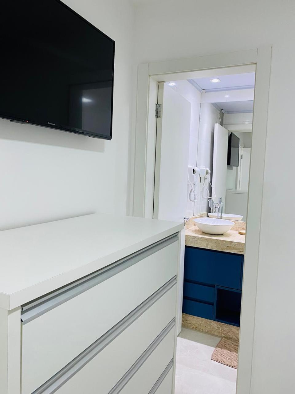 Вілла Residencial Com Piscina Possui Jacuzzi Aquecida Com Hidromassagem Бомбіняс Екстер'єр фото