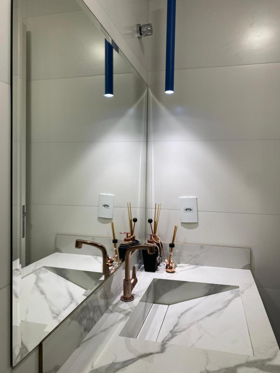 Вілла Residencial Com Piscina Possui Jacuzzi Aquecida Com Hidromassagem Бомбіняс Екстер'єр фото