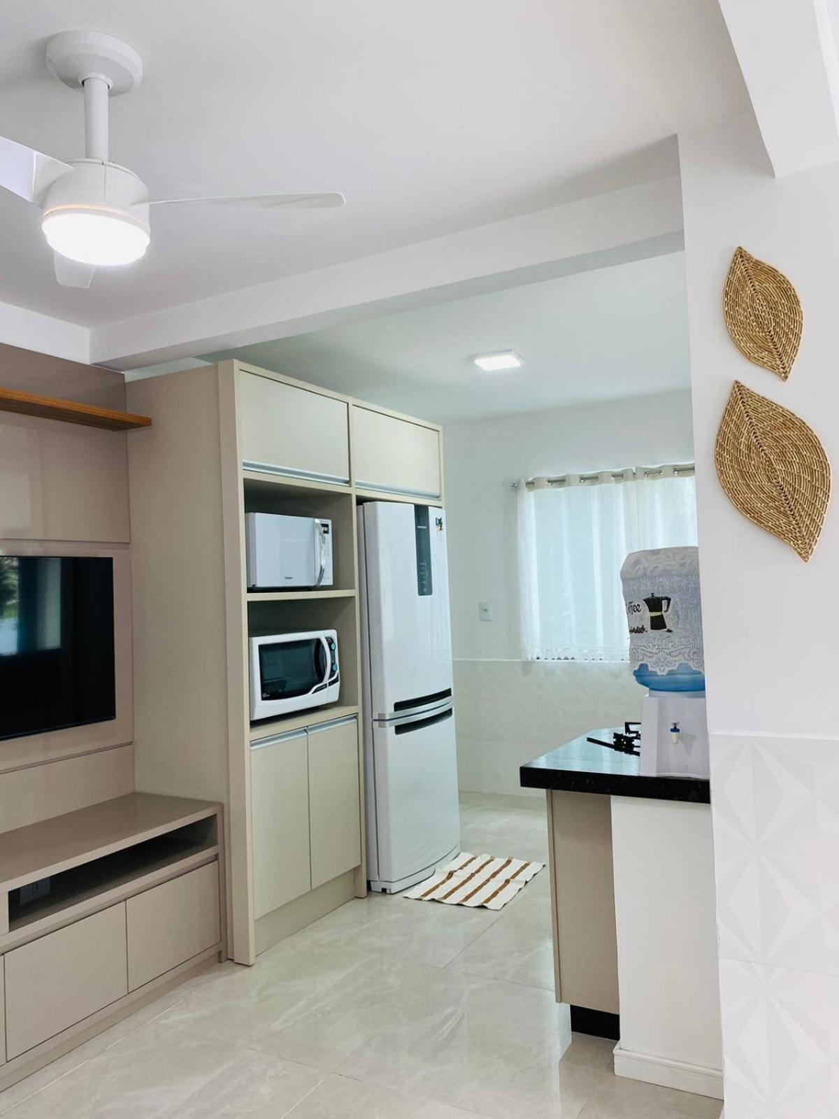 Вілла Residencial Com Piscina Possui Jacuzzi Aquecida Com Hidromassagem Бомбіняс Екстер'єр фото