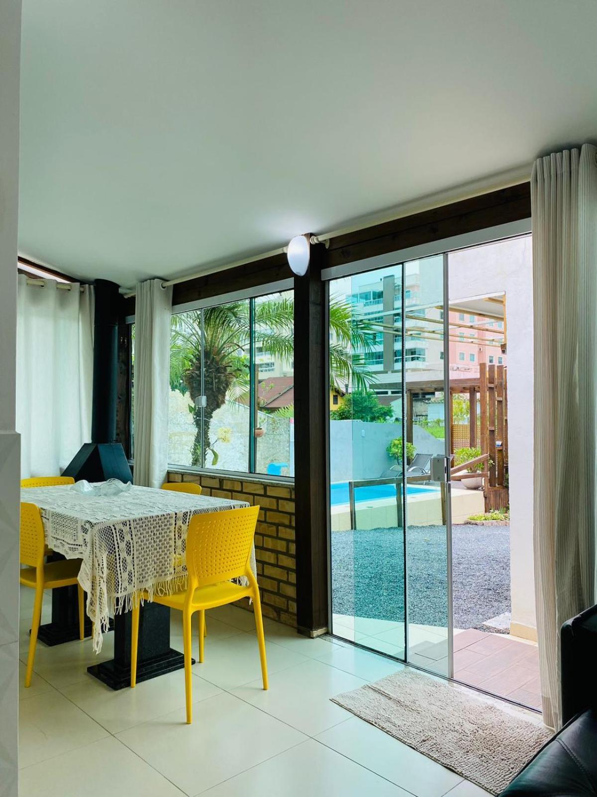 Вілла Residencial Com Piscina Possui Jacuzzi Aquecida Com Hidromassagem Бомбіняс Екстер'єр фото