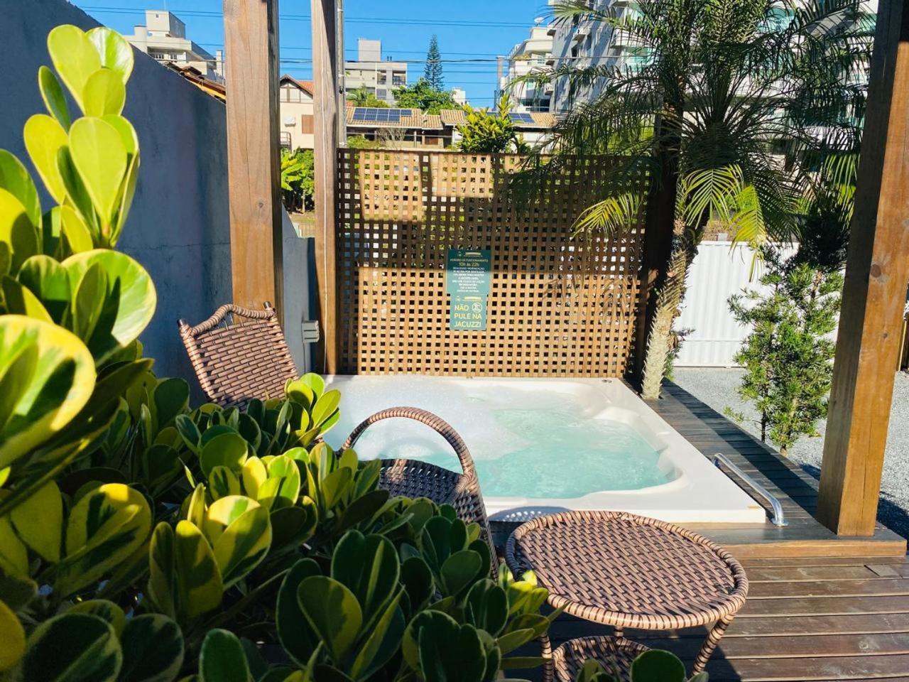 Вілла Residencial Com Piscina Possui Jacuzzi Aquecida Com Hidromassagem Бомбіняс Екстер'єр фото